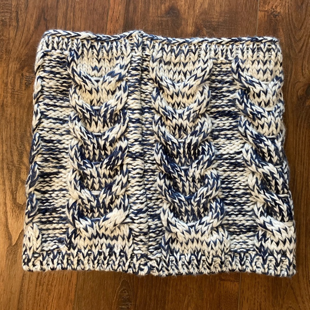 Gap blue and white knit infinity scarf